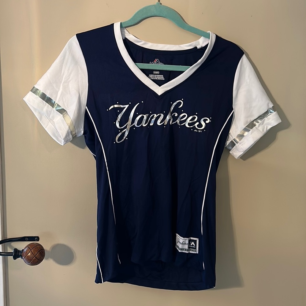 NY Yankees V-NECK Tee | Medium